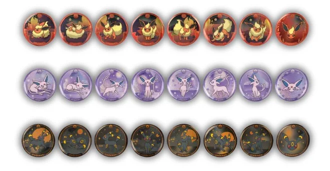 Pokemon TCG: Terastal Gathering Badge Box Chinese - 1 Unidade Aleatória (1 Booster + 1 Metal Badge)